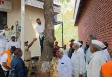 आमच्या जमिनींवरील एमआयडीसीचा शिक्का हटवा, अन्यथा सामूहिक आत्मदहन करू!’ अनकवाडे आणि सटाणा येथील शेतकऱ्यांचे येवला प्रांत कार्यालयावर शोले स्टाईल आंदोलन