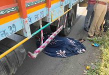 मनमाड इंदूर-पुणे महामार्गावर भीषण अपघात: आयशर ट्रकखाली चिरडून १९ वर्षीय तरुणीचा जागीच मृत्यू, ५ वर्षांचा बालक गंभीर