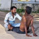 मनमाडात मद्यधुंद ट्रक चालकाचा तुफान धिंगाणा; उपजिल्हा रुग्णालयाबाहेर दगडफेक करत केला तमाशा